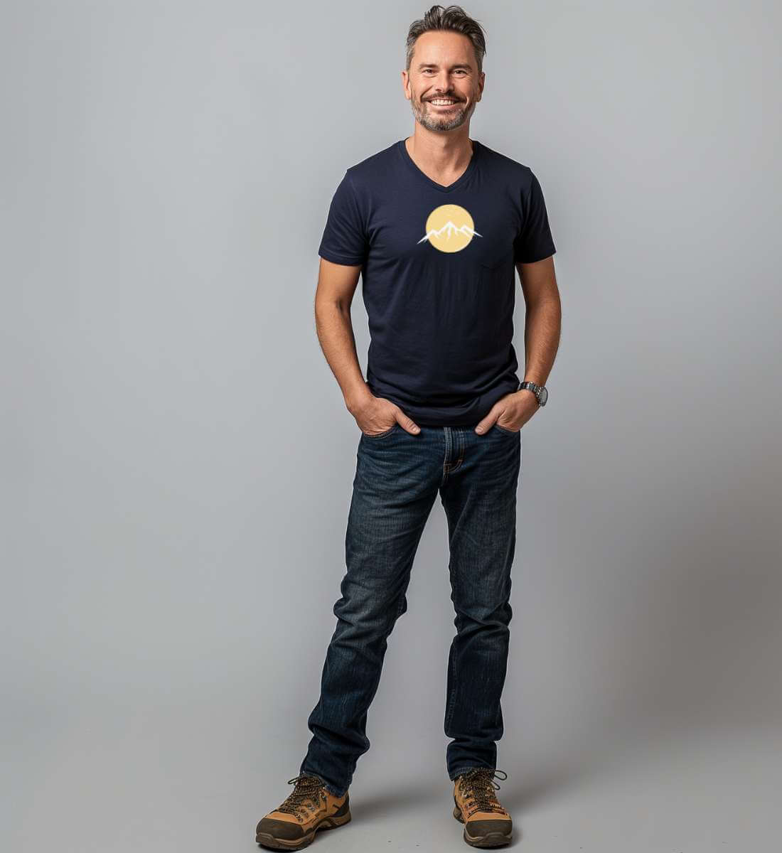 Berg Vogel | Herren V-Neck Premium Organic T-Shirt von Rad&Rucksack - weitere Modelansicht 2