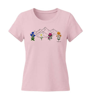 Berge Blumen T-Shirt Damen Zartrosa (Cotton Pink) – Produktbild (155 g/m² Bio-Baumwolle, tailliert) von Rad&Rucksack