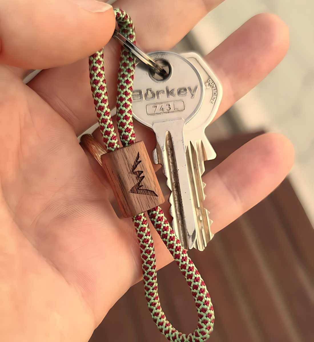 Berge | Nussholz Paracord Schlüsselanhänger von Rad&Rucksack - weitere Modelansicht 2