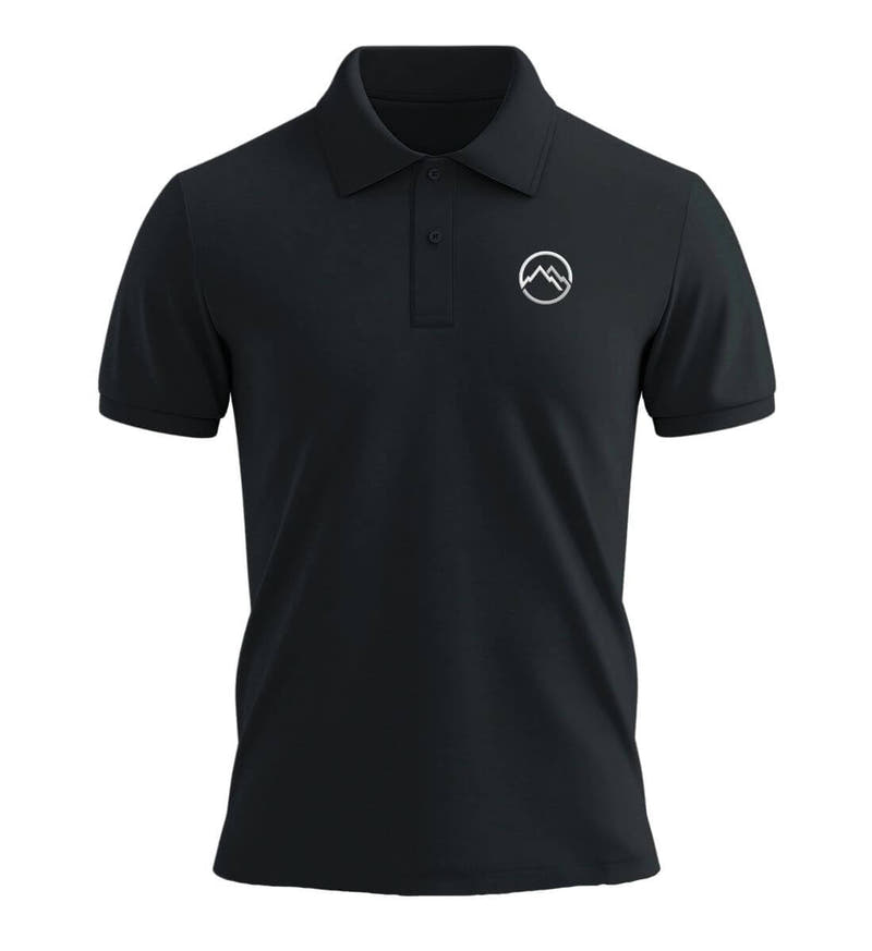 Berge Stick Poloshirt in Schwarz – Produktbild (240 g/m² Bio-Piqué mit Stick) von Rad&Rucksack