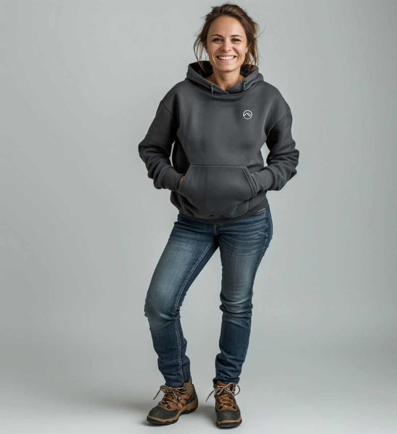 Berge | Unisex Organic Hoodie von Rad&Rucksack - am Model präsentiert
