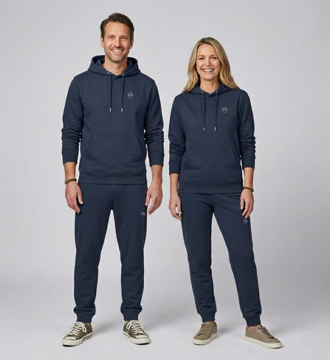 Berge | Unisex Premium Jogger von Rad&Rucksack - am Model präsentiert