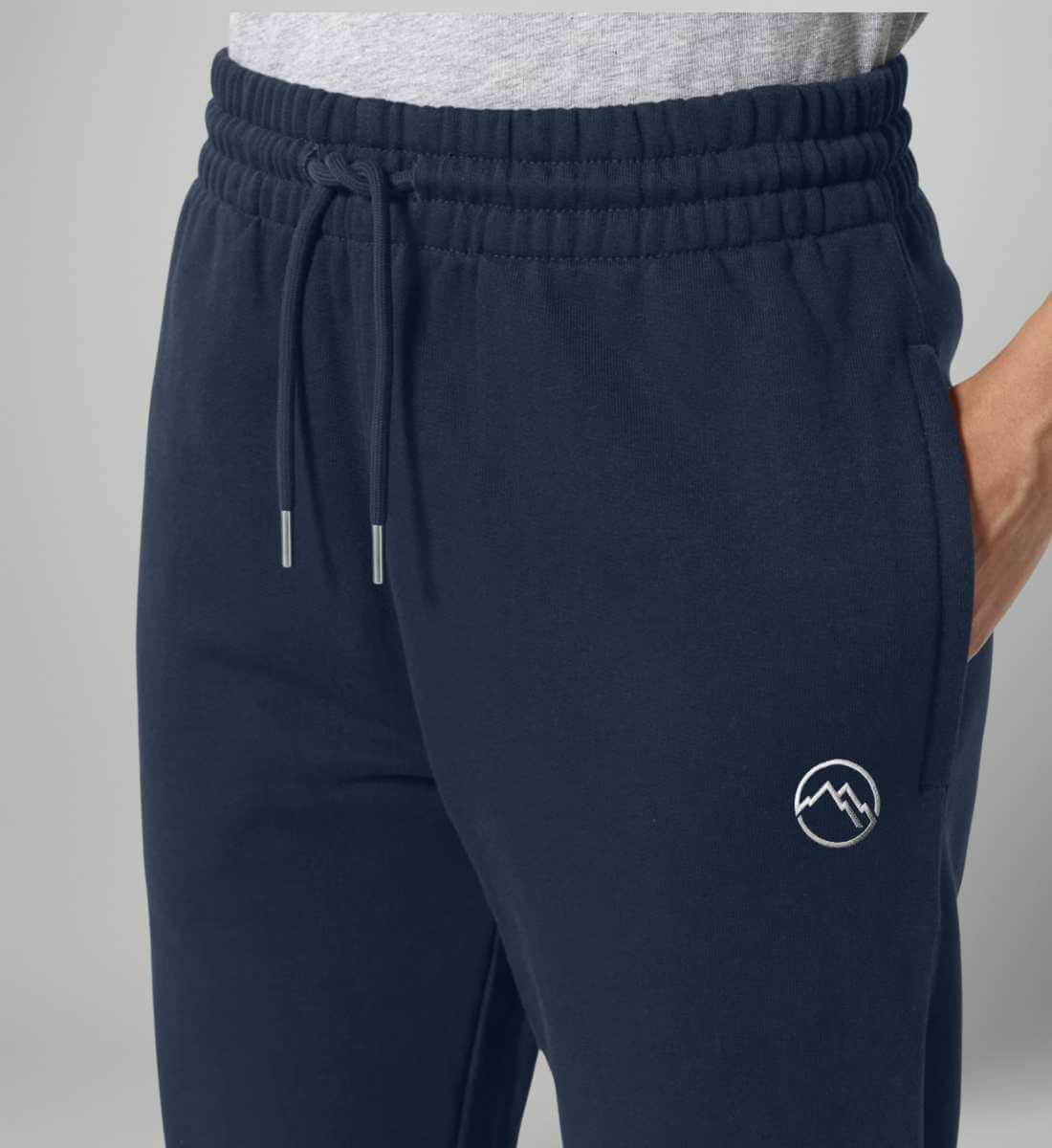 Outdoor Jogger 300g Bio Baumwolle „Berge“ – Modelbild (300 g/m² Fair & Vegan) von Rad&Rucksack