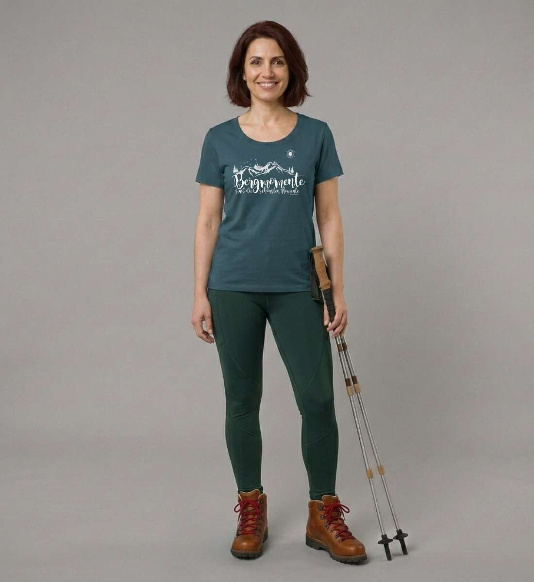 Bergmomente | Damen Premium Organic T-Shirt (Fitted) in Stargazer von Rad&Rucksack Model