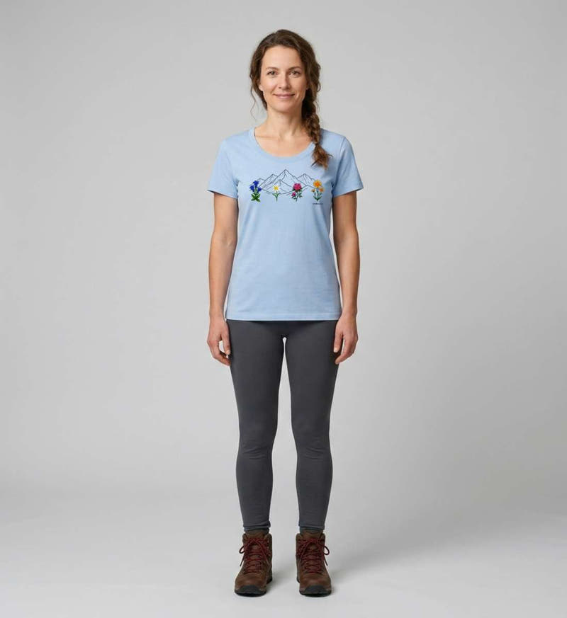 Bergmomente | Damen Premium Organic T-Shirt (Fitted) von Rad&Rucksack - am Model präsentiert