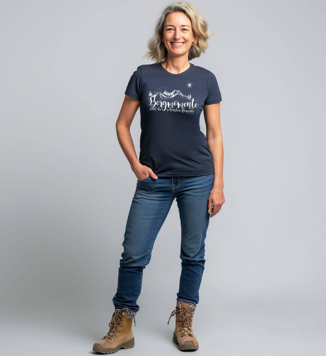 Bergmomente | Damen Premium Organic T-Shirt von Rad&Rucksack - am Model präsentiert