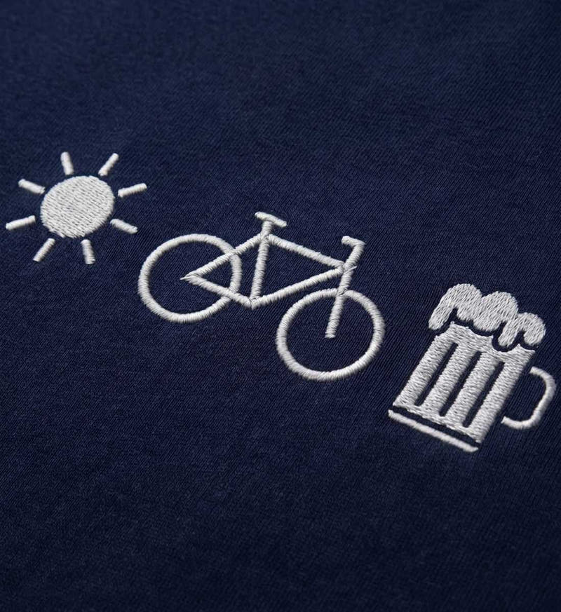 Bier Bike Sonne |  Unisex Organic Shorts von Rad&Rucksack - am Model präsentiert