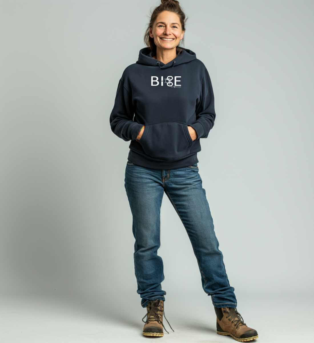 Bike Fahrrad | Unisex Organic Hoodie von Rad&Rucksack - am Model präsentiert