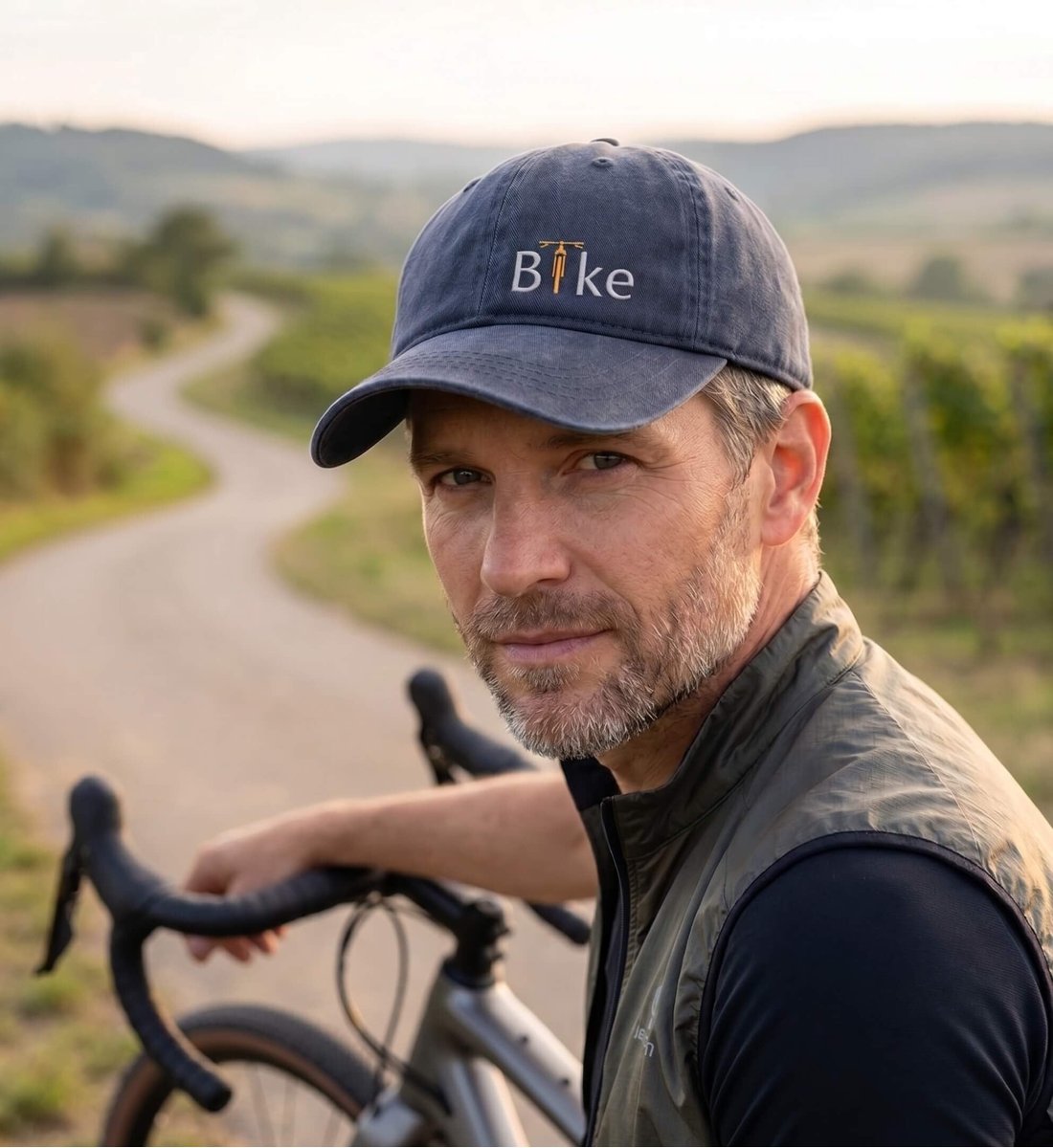 Bike Stick | Organic Herren Cap mit Stick von Rad&Rucksack - am Model präsentiert