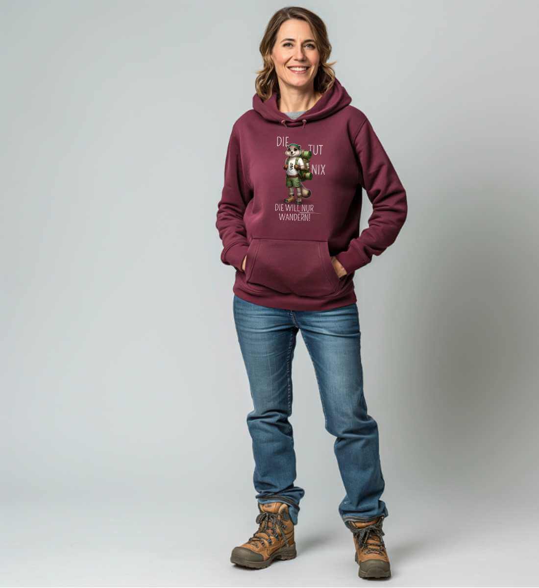 Die tut nix - Murmeltier | Unisex Organic Hoodie von Rad&Rucksack - am Model präsentiert