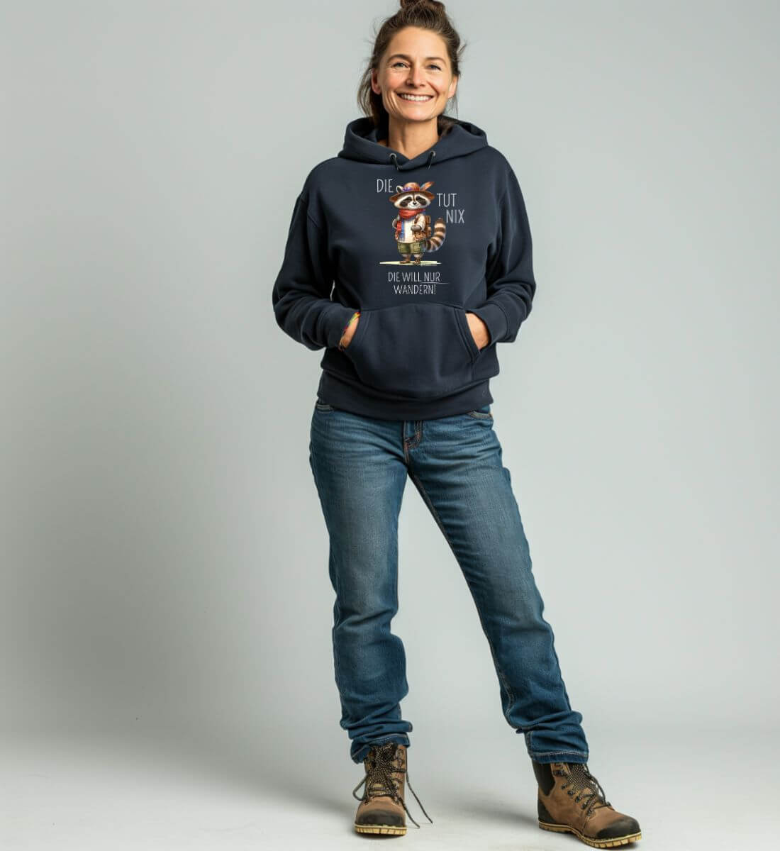 Die tut nix | Unisex Organic Hoodie von Rad&Rucksack - am Model präsentiert