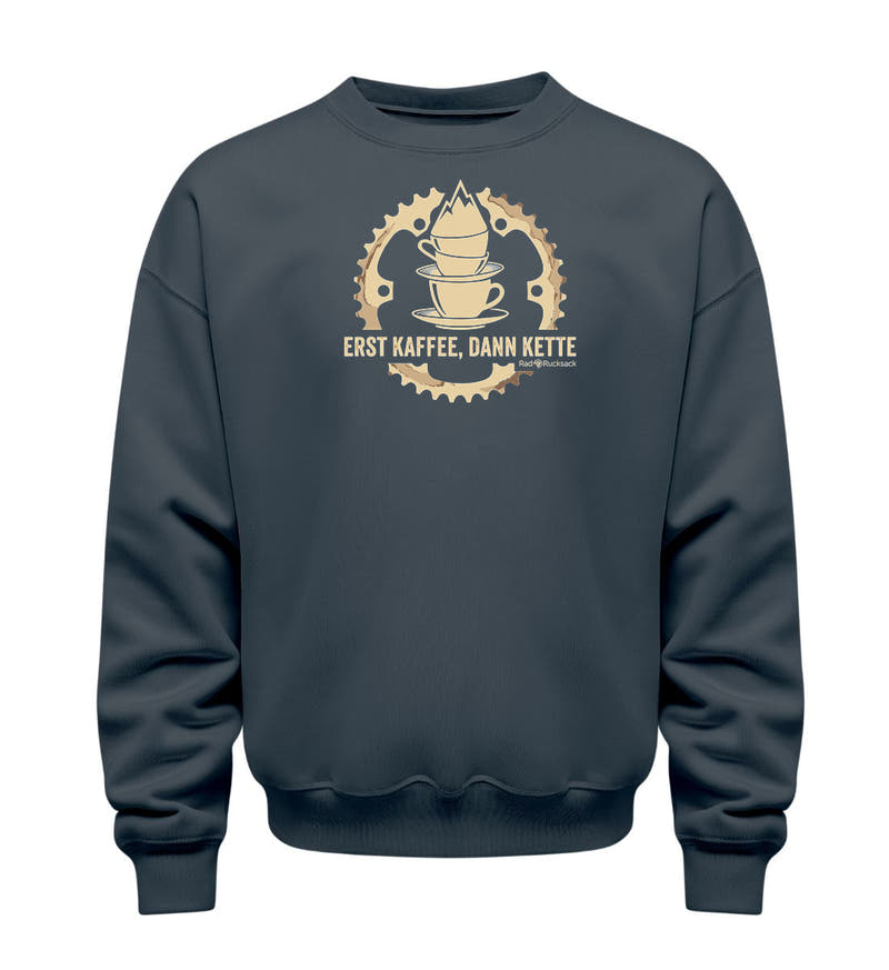 Erst Kaffee, dann Kette | Unisex Organic Pullover in India Ink Grey von Rad&Rucksack