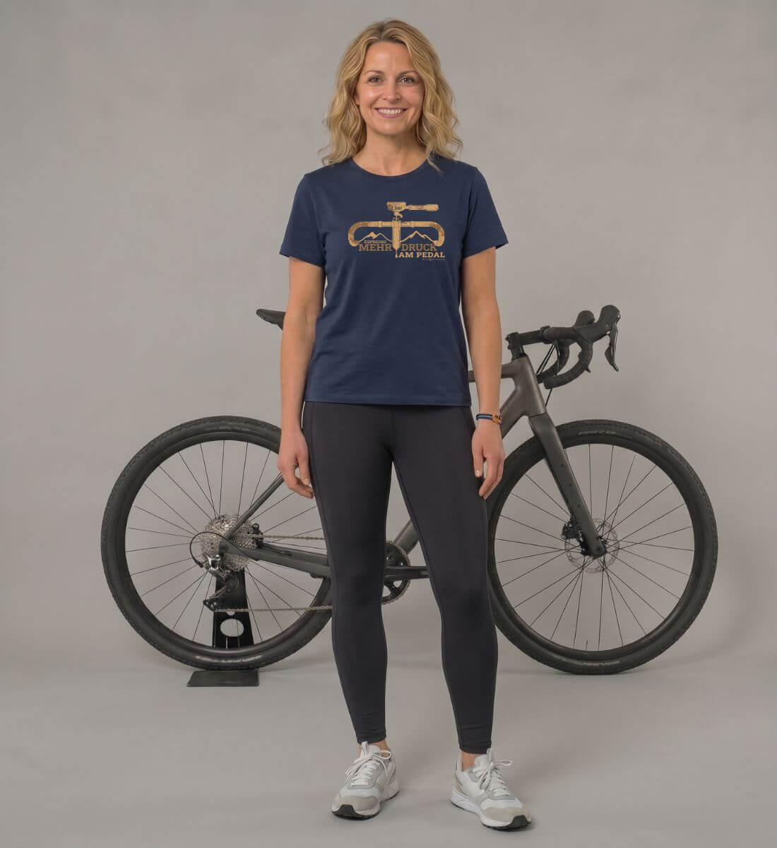 Espresso 9 bar | Damen Premium Organic T-Shirt von Rad&Rucksack - am Model präsentiert