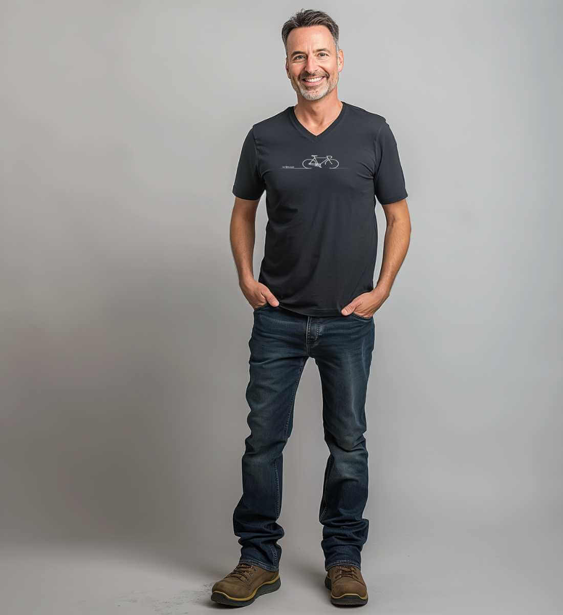 Fahrrad Bike Bio V-Neck T-Shirt Herren – Modelbild (100% Bio-Baumwolle) von Rad&Rucksack