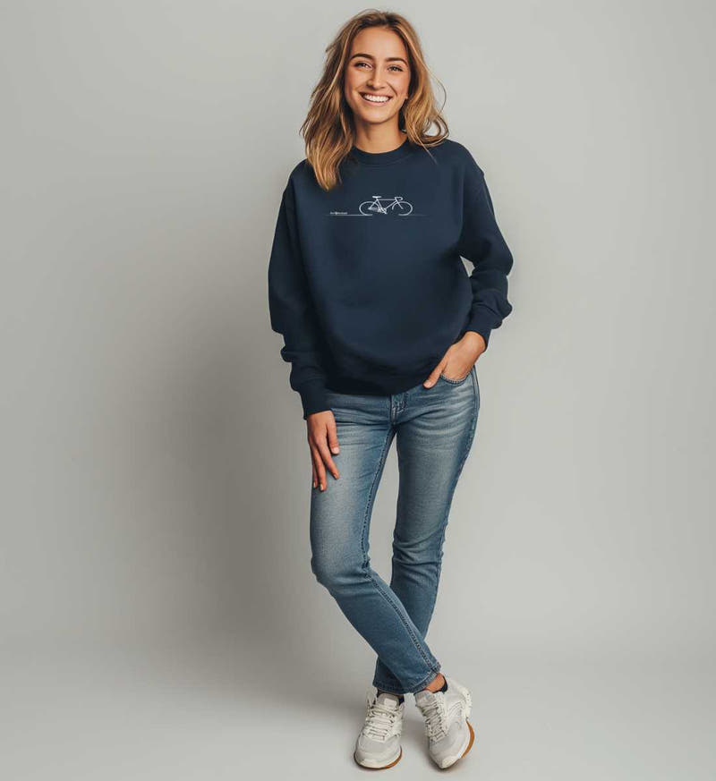 Fahrrad Bike | Unisex Organic Pullover von Rad&Rucksack - am Model präsentiert
