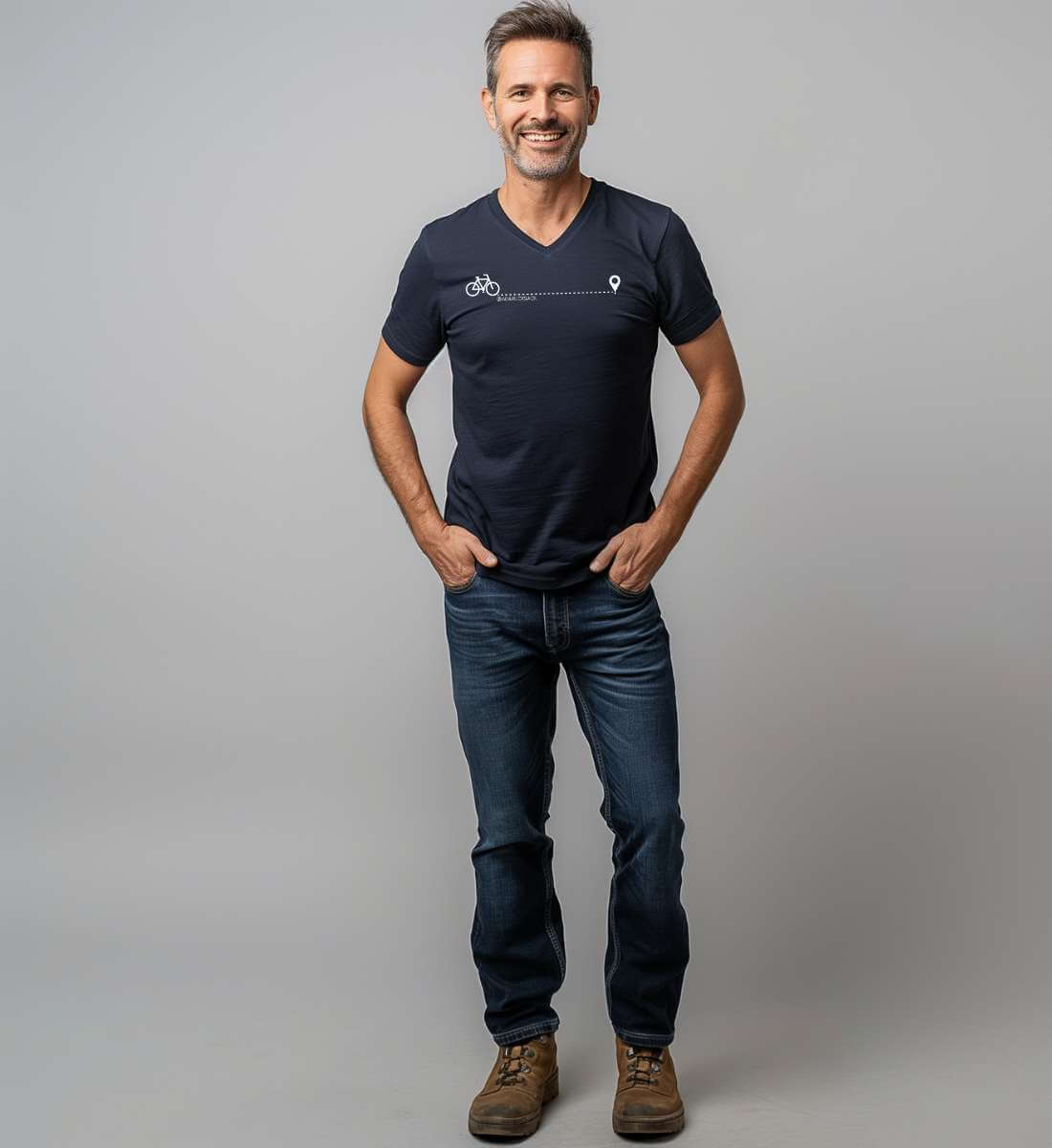 Fahrrad | Herren V-Neck Premium Organic T-Shirt von Rad&Rucksack - am Model präsentiert