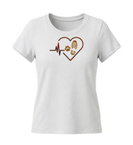 Outdoor Hund T-Shirt Damen „Herzschlag Hund Wandern“ in Weiß (White) – Produktbild (155 g/m² Bio-Baumwolle, tailliert) von Rad&Rucksack