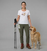 Herzschlag Hund Wandern T-Shirt Damen – Modelbild (155 g/m² Bio-Baumwolle, tailliert) von Rad&Rucksack