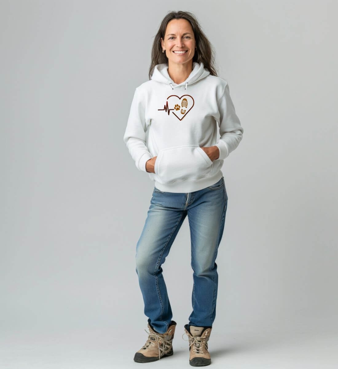 Outdoor Hoodie Herzschlag Hund Wandern – Modelbild (350 g/m² Bio-Baumwolle) von Rad&Rucksack