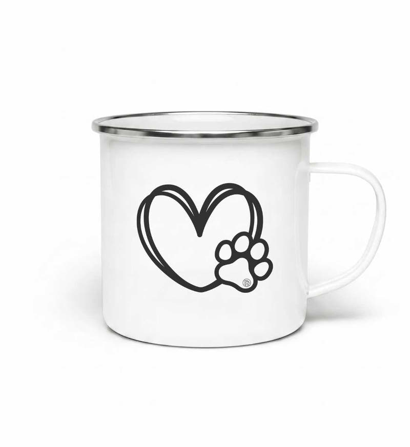 Hundverliebt | Emaille Tasse von Rad&Rucksack - am Model präsentiert