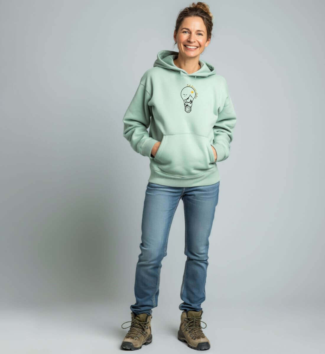 Ich brenne dafür | Unisex Organic Hoodie von Rad&Rucksack - am Model präsentiert