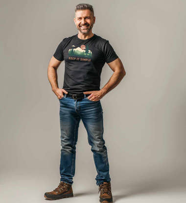 Geschenk Keep It Simple T-Shirt – Modelbild (100% Bio-Baumwolle) von Rad&Rucksack