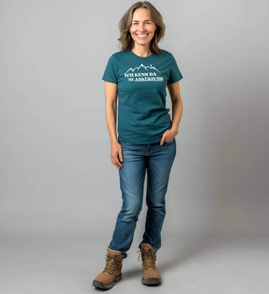 Geschenk Kenn Da Ne Abkürzung T-Shirt – Modelbild (100% Bio-Baumwolle) von Rad&Rucksack