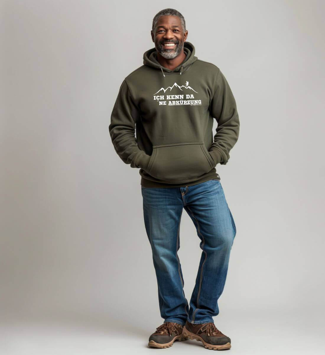 Kenn da ne Abkürzung | Unisex Organic Hoodie von Rad&Rucksack - am Model präsentiert