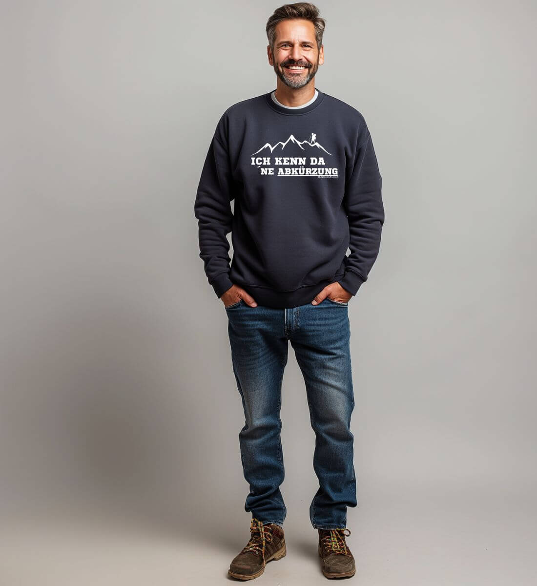 Kenn da ne Abkürzung | Unisex Organic Pullover von Rad&Rucksack - am Model präsentiert