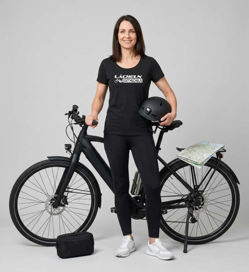 Lächeln statt hecheln | Damen Premium Organic T-Shirt (Fitted) von Rad&Rucksack - am Model präsentiert