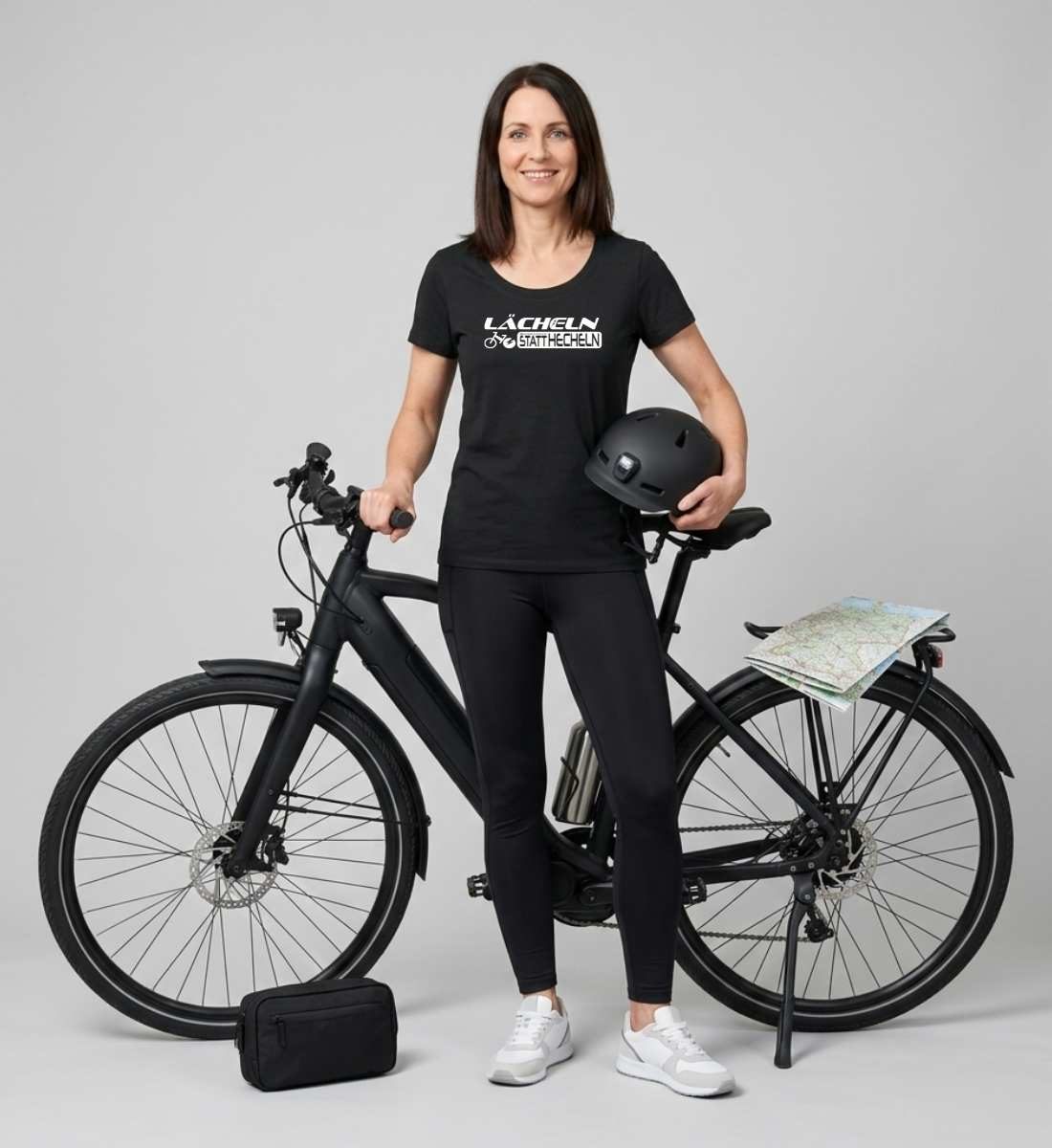 Lächeln statt hecheln | Damen Premium Organic T-Shirt (Fitted) von Rad&Rucksack - am Model präsentiert