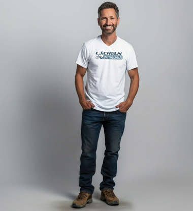 Lächeln Statt Hecheln Bio V-Neck T-Shirt – Modelbild (100% Bio-Baumwolle) von Rad&Rucksack
