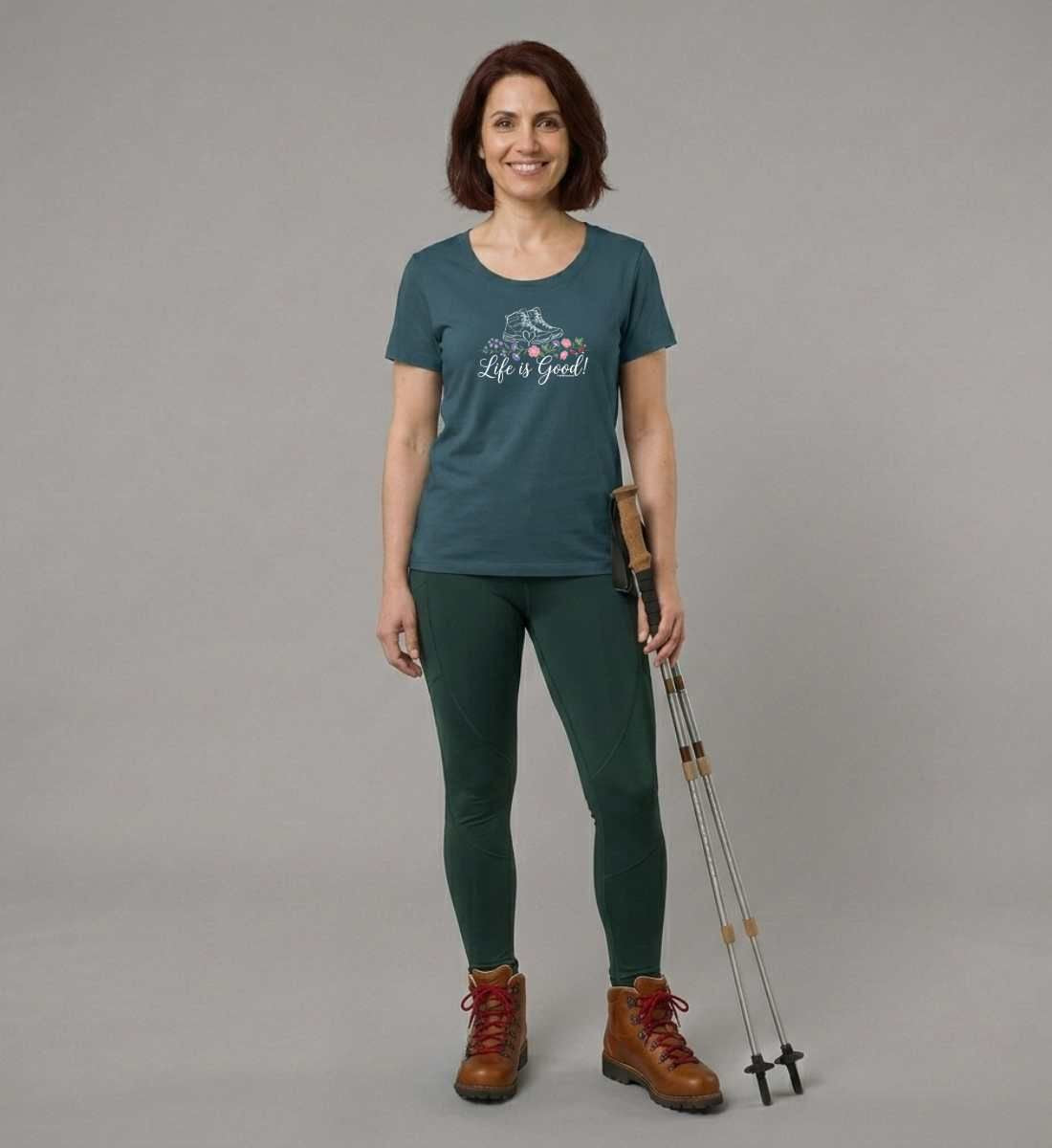 Life is Good | Damen Premium Organic T-Shirt (Fitted) von Rad&Rucksack - am Model präsentiert