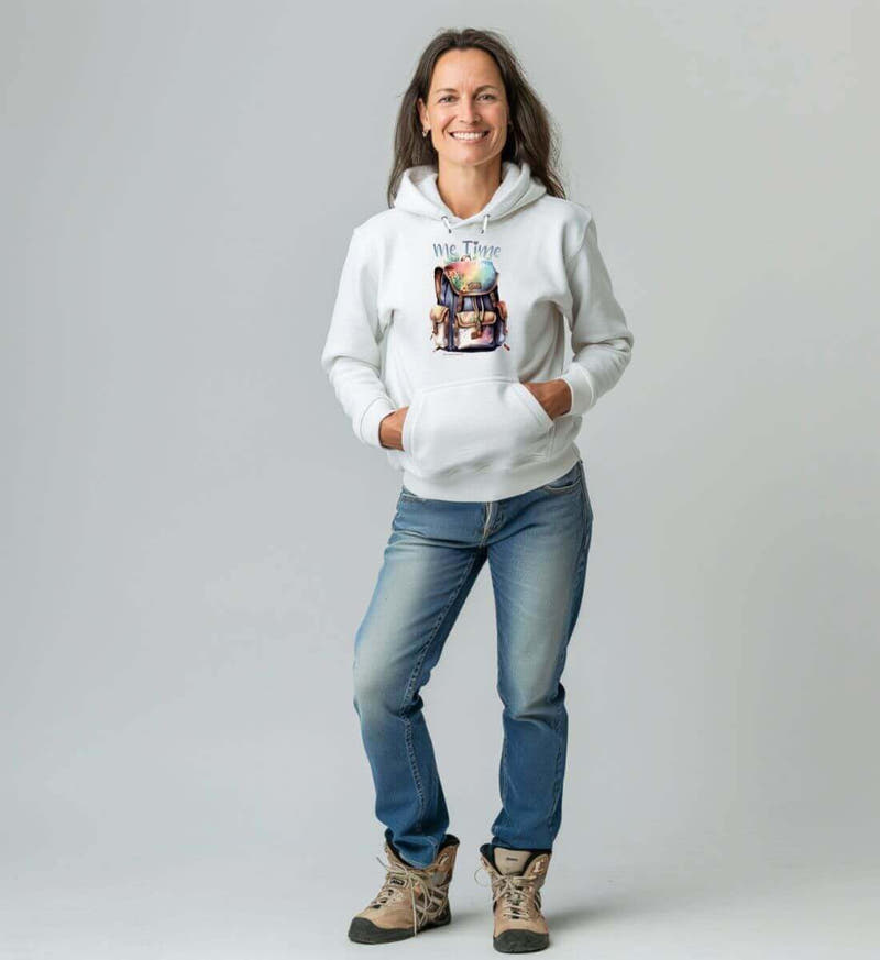Me Time Wandern | Unisex Organic Hoodie von Rad&Rucksack - am Model präsentiert