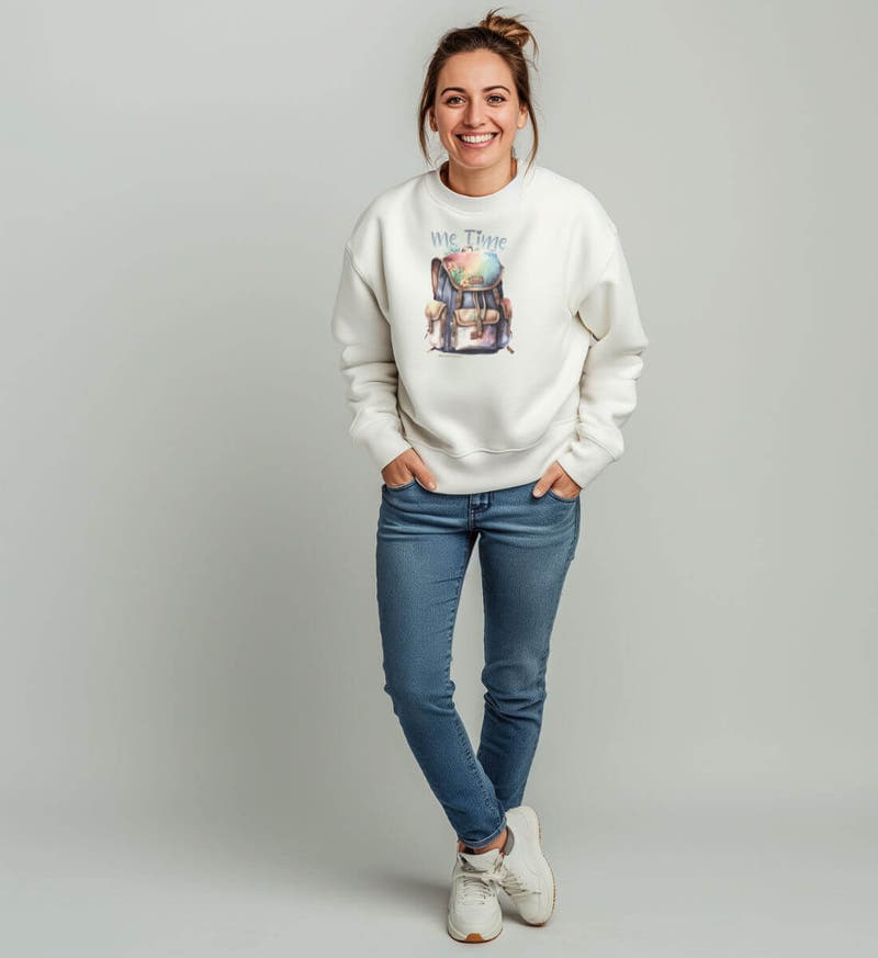 Me Time Wandern | Unisex Organic Pullover von Rad&Rucksack - am Model präsentiert