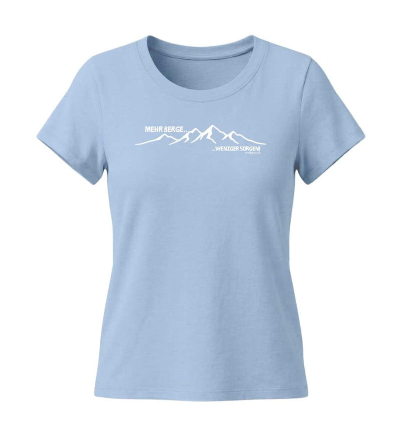 Mehr Berge | Damen Premium Organic T-Shirt (Fitted) in Blue Soul von Rad&Rucksack