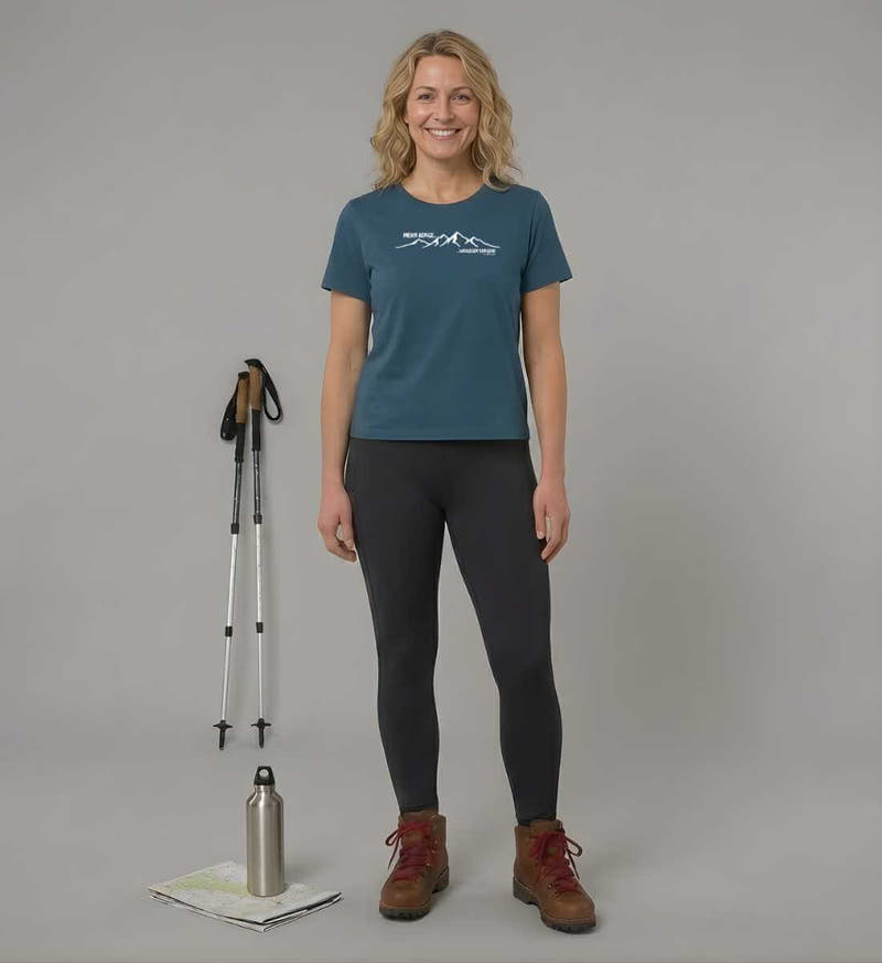 Mehr Berge | Damen Premium Organic T-Shirt von Rad&Rucksack - am Model präsentiert