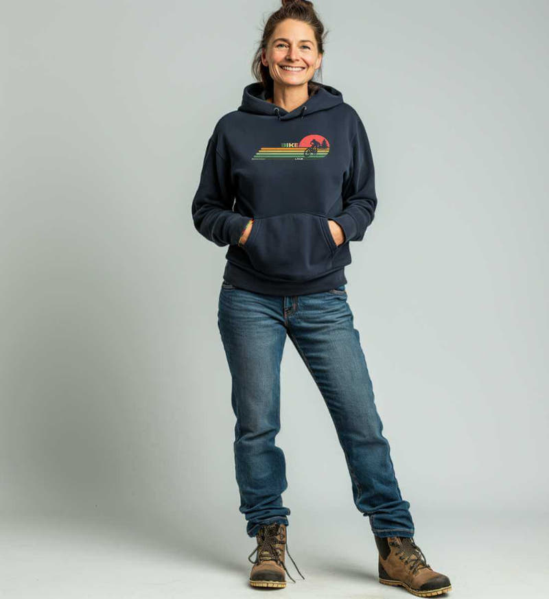 Mountain Bike | Unisex Organic Hoodie von Rad&Rucksack - am Model präsentiert