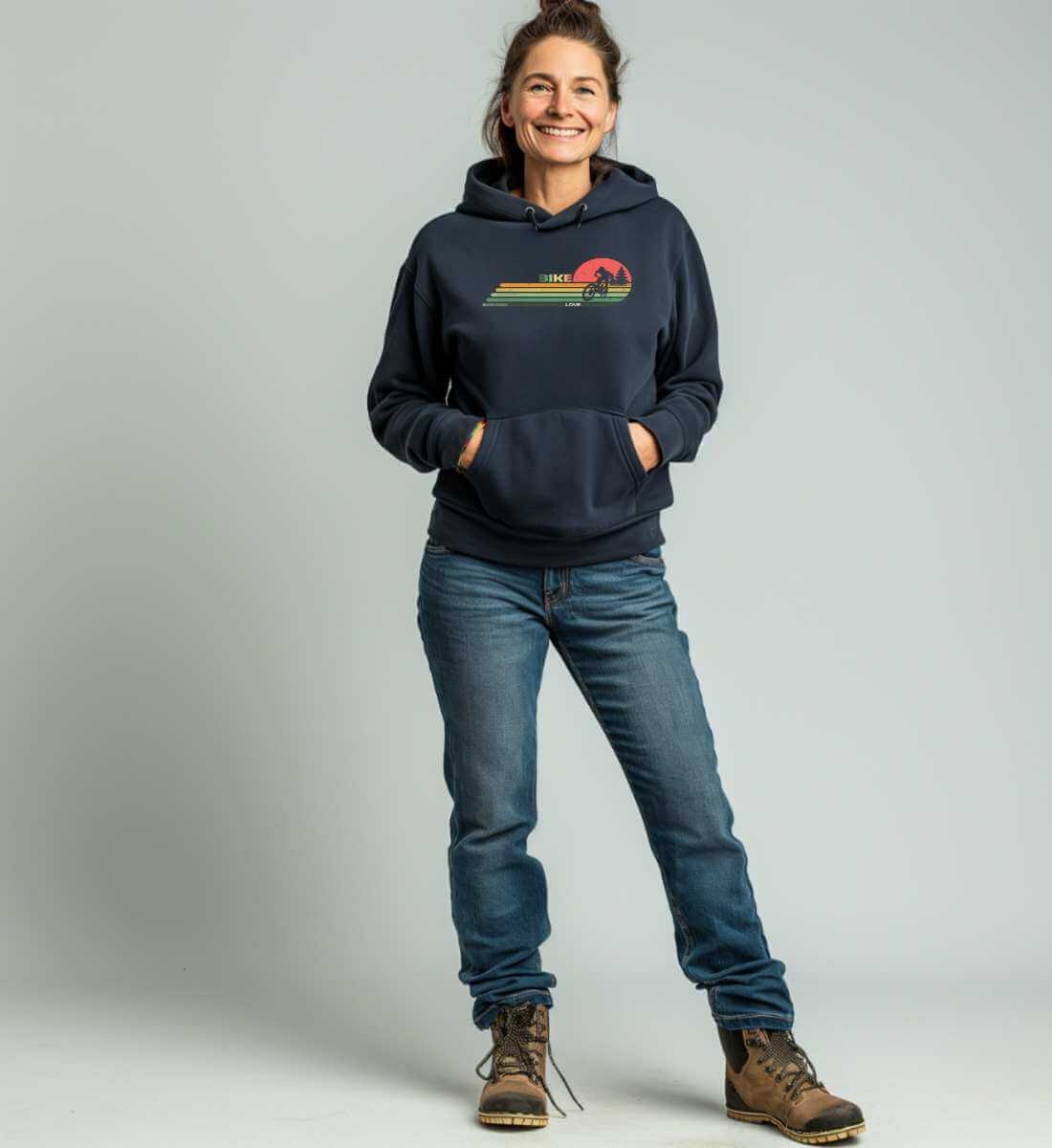 Mountain Bike | Unisex Organic Hoodie von Rad&Rucksack - am Model präsentiert