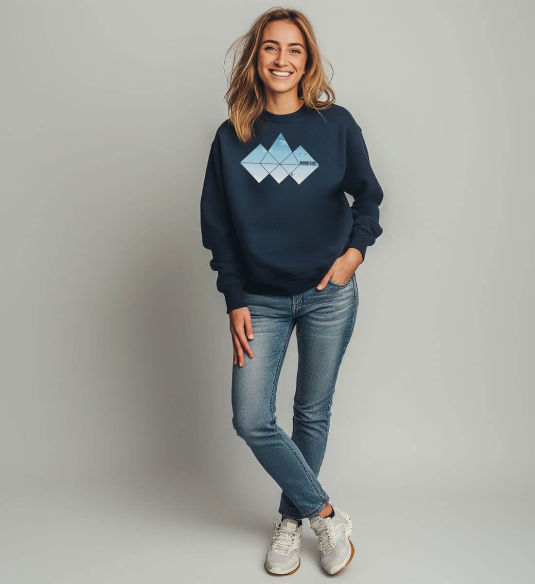 Mountain | Unisex Organic Pullover von Rad&Rucksack - am Model präsentiert