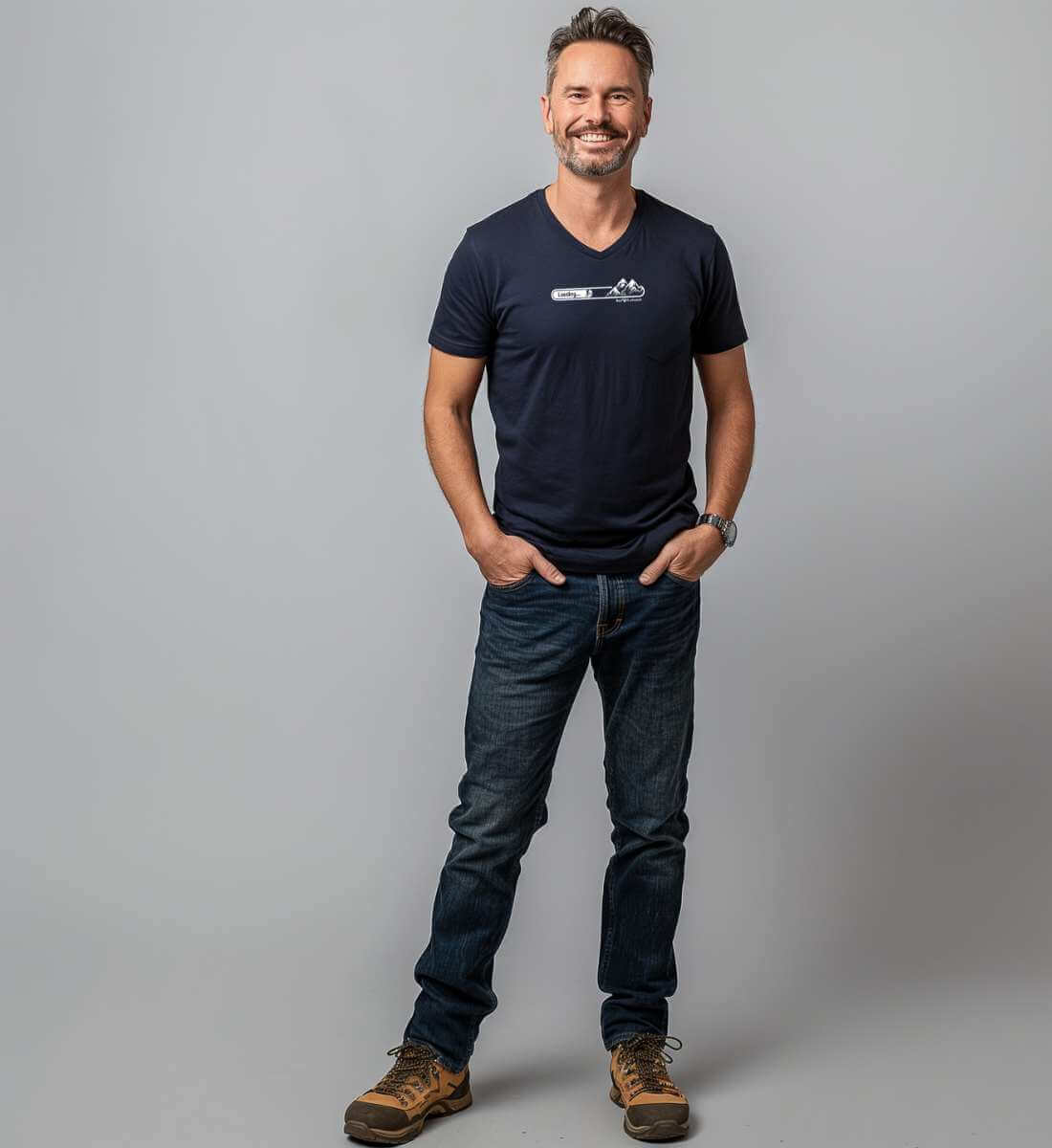 MTB Loading | Herren V-Neck Premium Organic T-Shirt von Rad&Rucksack - am Model präsentiert