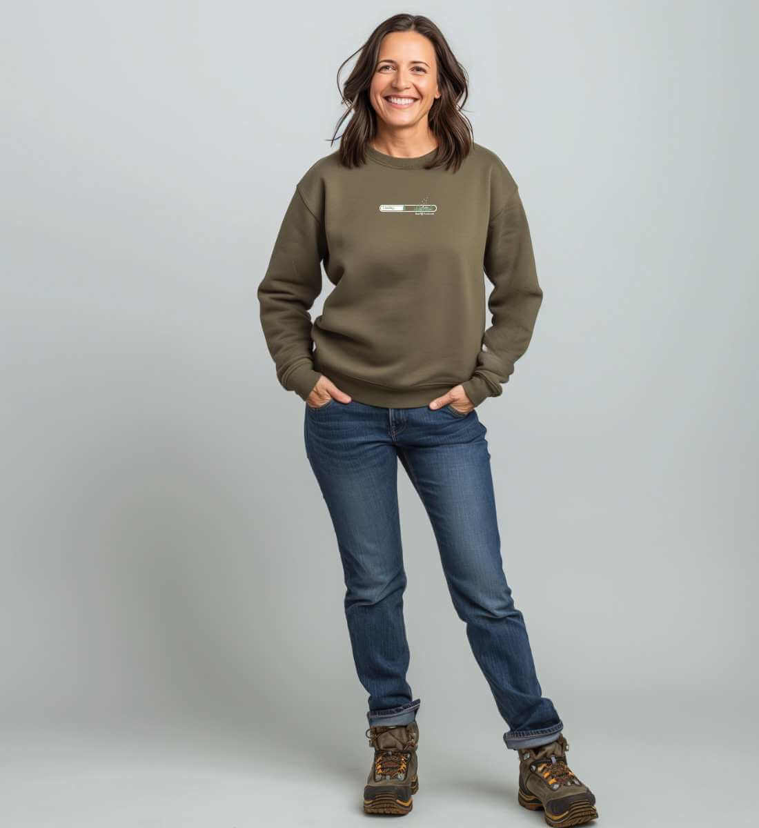 Natur Loading | Unisex Organic Pullover von Rad&Rucksack - am Model präsentiert