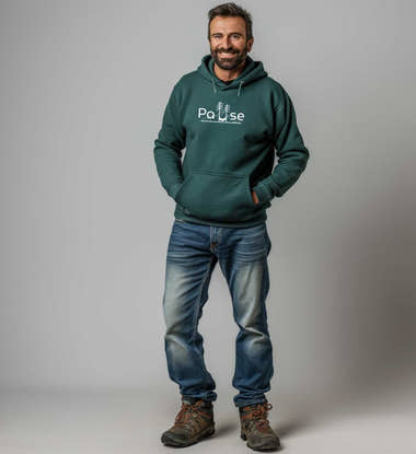 Outdoor Hoodie Natur Pause – Modelbild (350 g/m² Bio-Baumwolle) von Rad&Rucksack