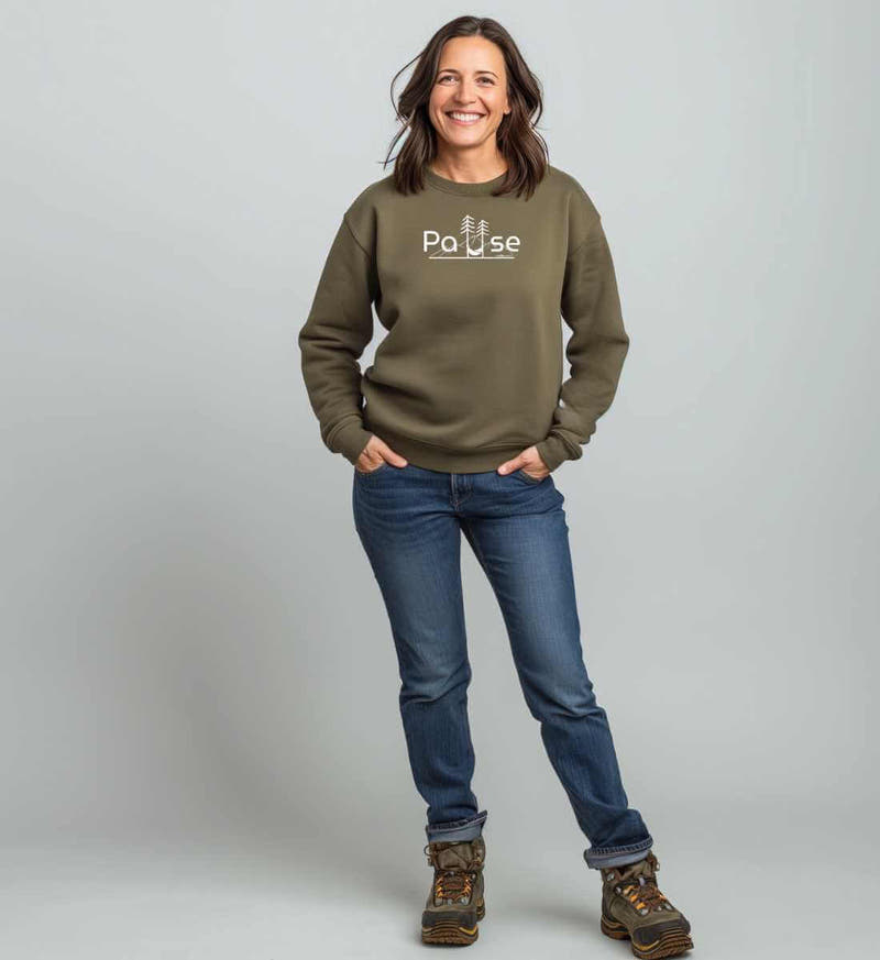 Natur Pause | Unisex Organic Pullover von Rad&Rucksack - am Model präsentiert