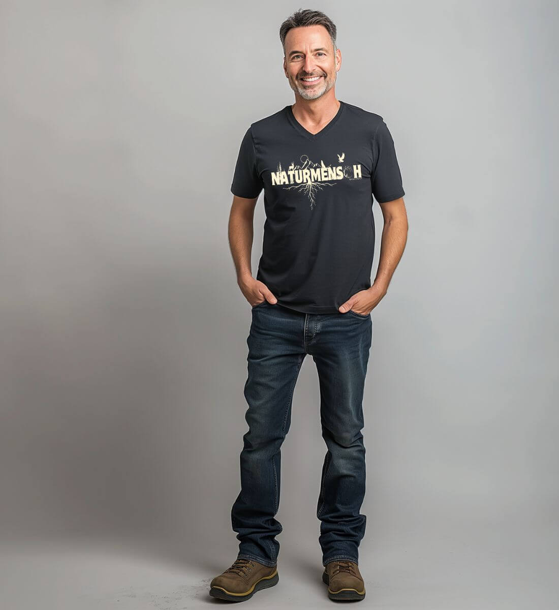 Naturmenschen | Herren V-Neck Premium Organic T-Shirt von Rad&Rucksack - Detailansicht