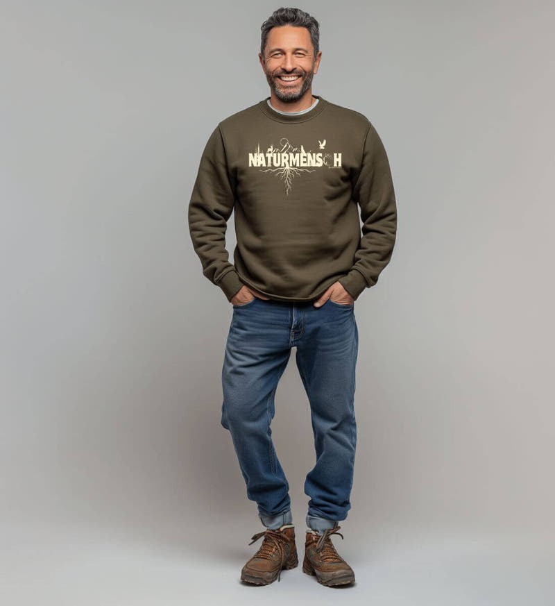 Naturmenschen | Unisex Organic Pullover von Rad&Rucksack - am Model präsentiert
