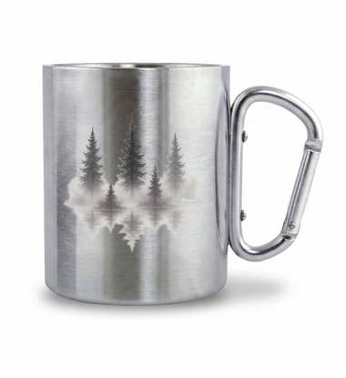 Nebelwald Edelstahltasse – Lifestyle-Aufnahme (Edelstahl mit silbernem Karabinergriff) von Rad&Rucksack