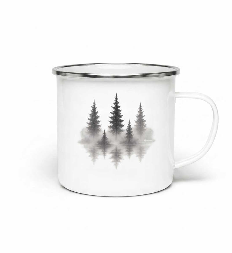 Nebelwald | Emaille Tasse von Rad&Rucksack - am Model präsentiert