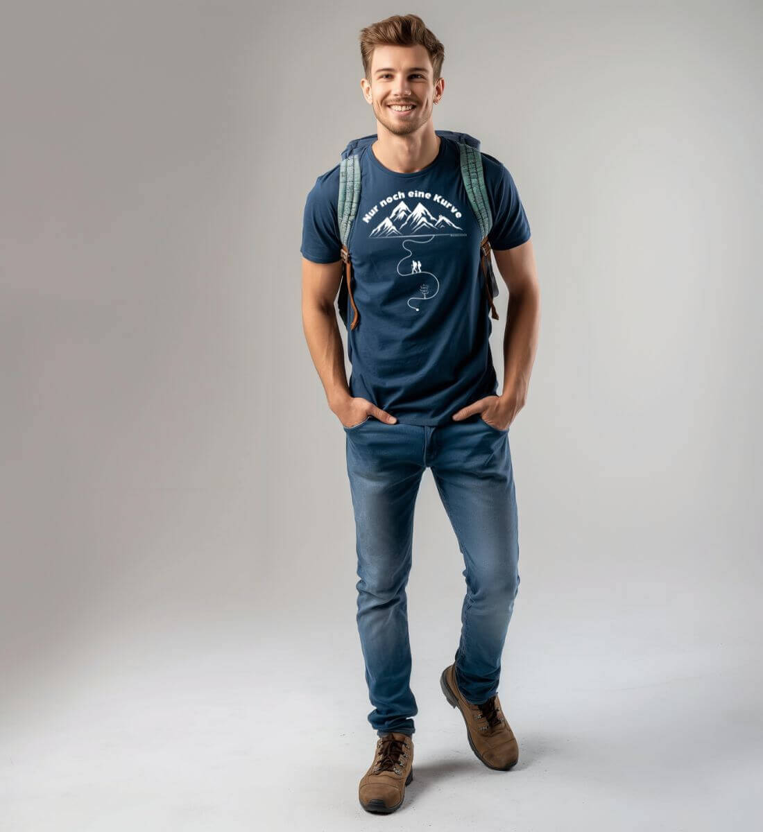 Nur Noch eine Kurve Bio T-Shirt Herren – Modelbild (100% Bio-Baumwolle) von Rad&Rucksack