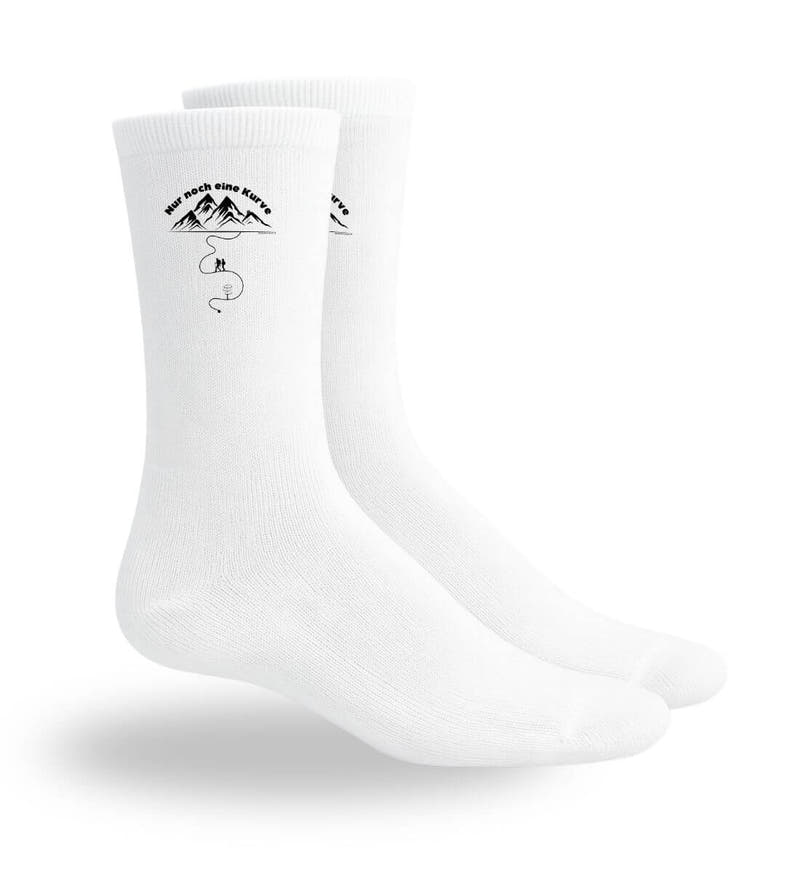 Nur noch eine Kurve | Sport Socken von Rad&Rucksack - am Model präsentiert